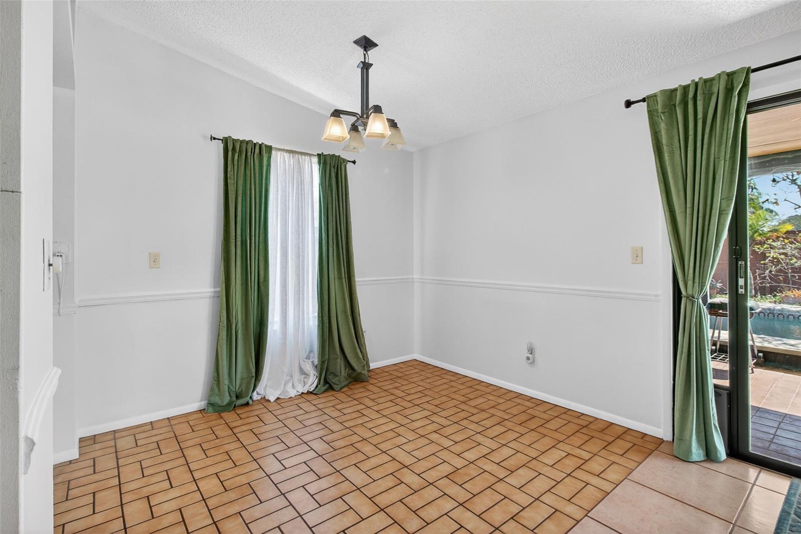 Listing photo id 7 for 215 Lake Charles Court