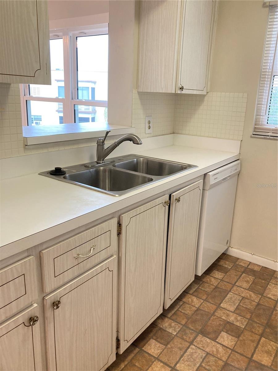 Image 8 of 42 For 5725 80th Street N 408