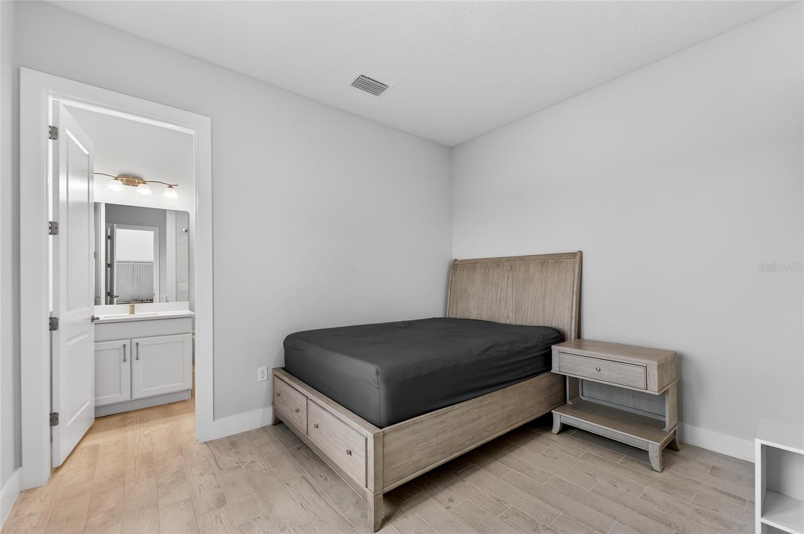 Listing photo id 80 for 5917 Cat Claw Lane