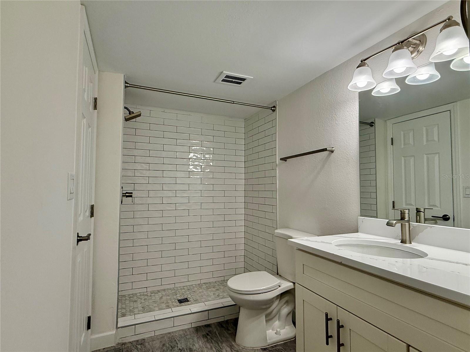 Image 17 of 35 For 4650 Cove Circle 108