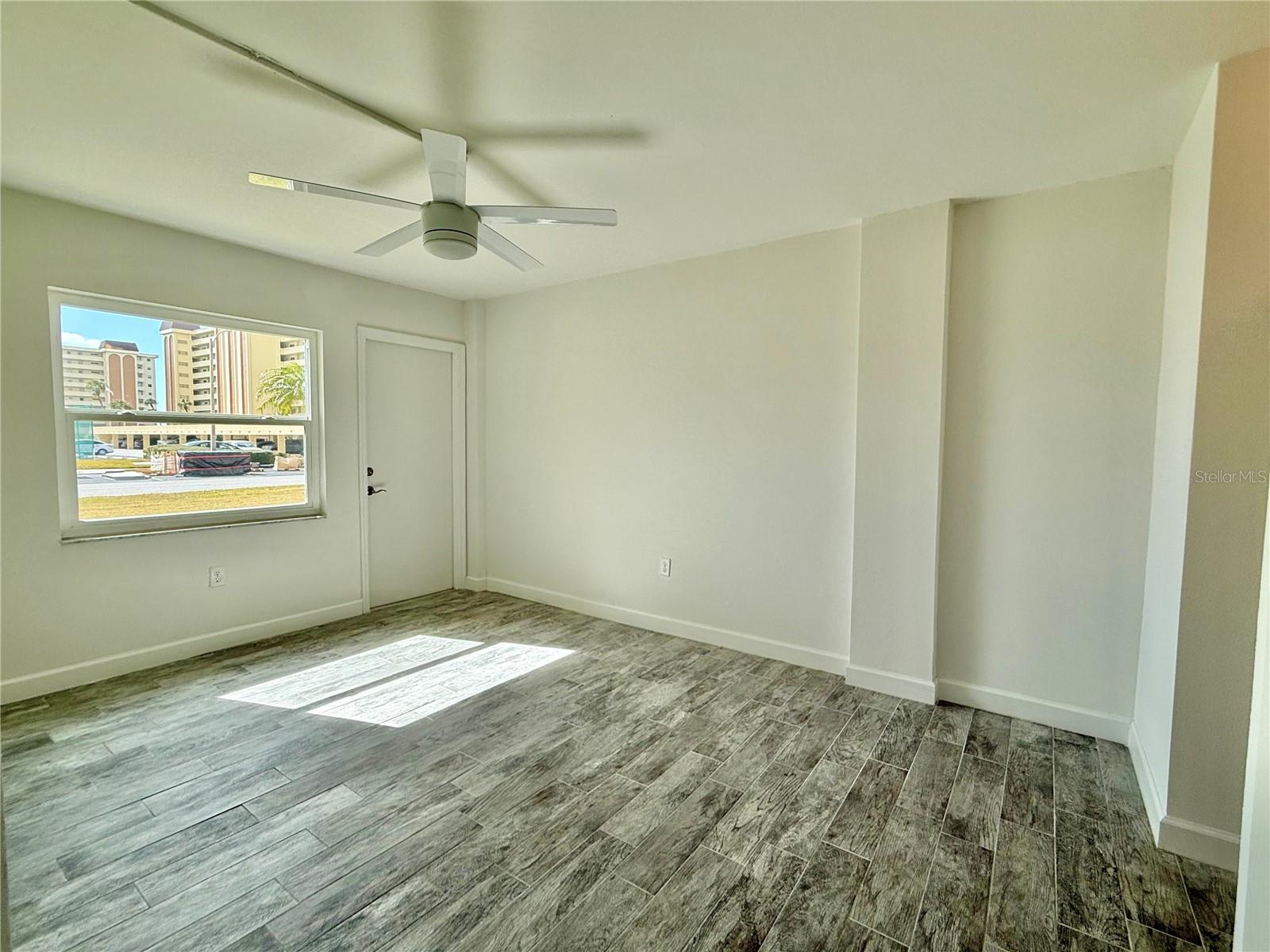 Image 20 of 35 For 4650 Cove Circle 108