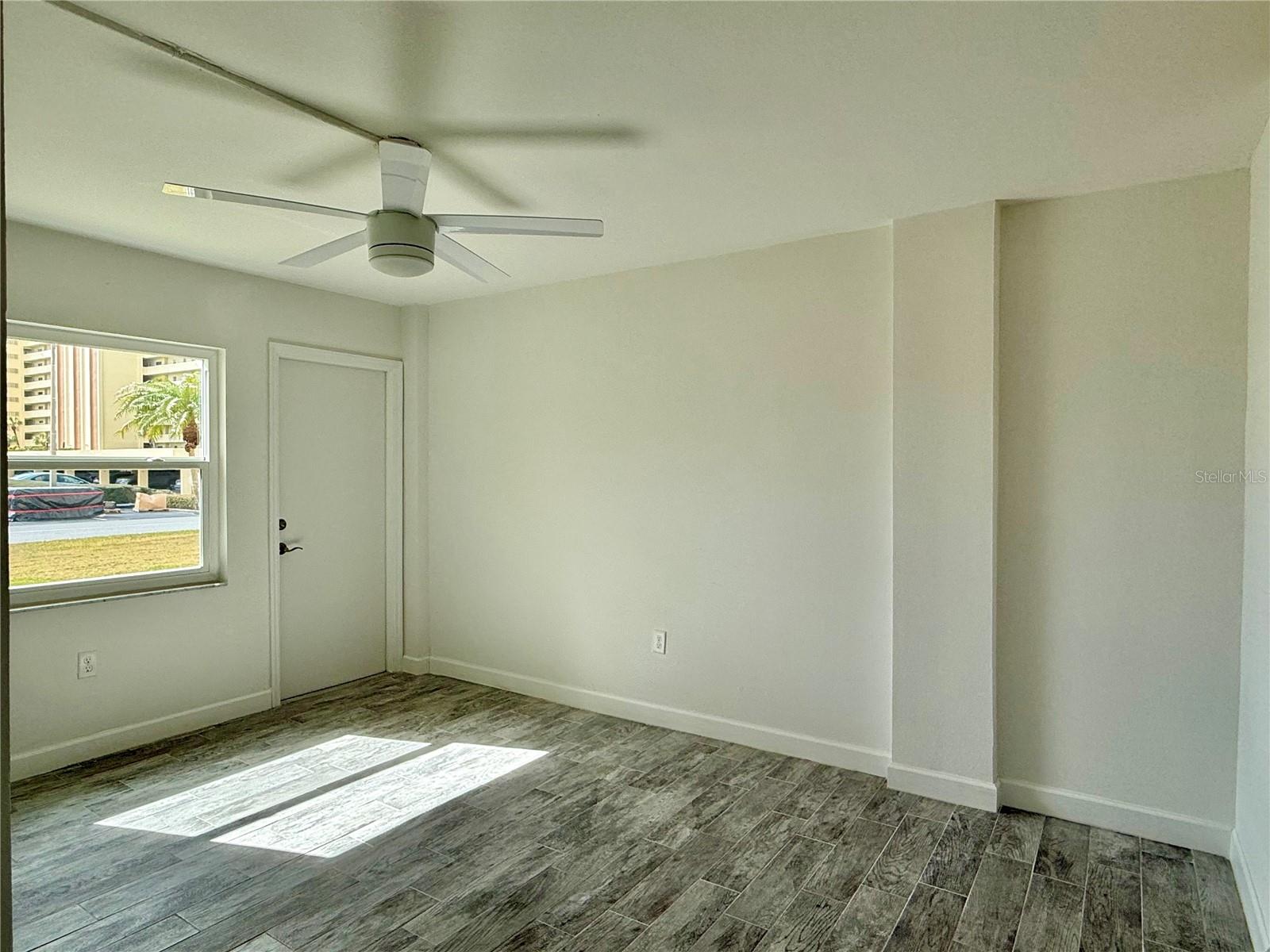 Image 21 of 35 For 4650 Cove Circle 108