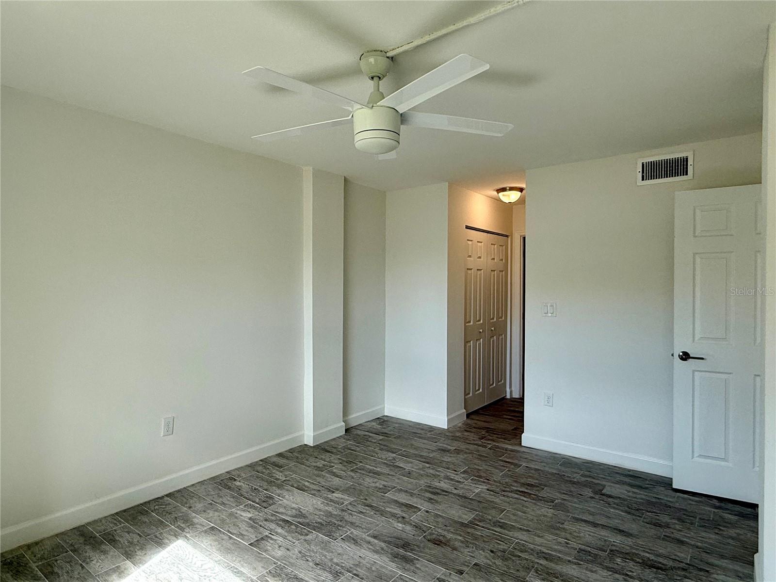 Image 22 of 35 For 4650 Cove Circle 108