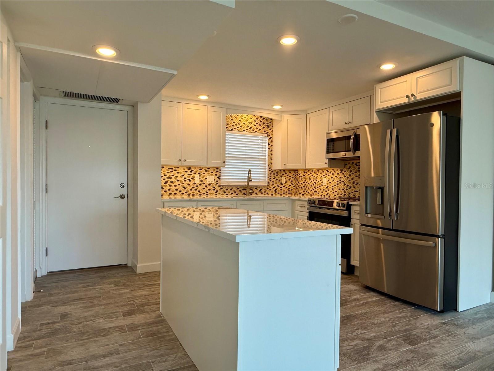 Image 5 of 35 For 4650 Cove Circle 108