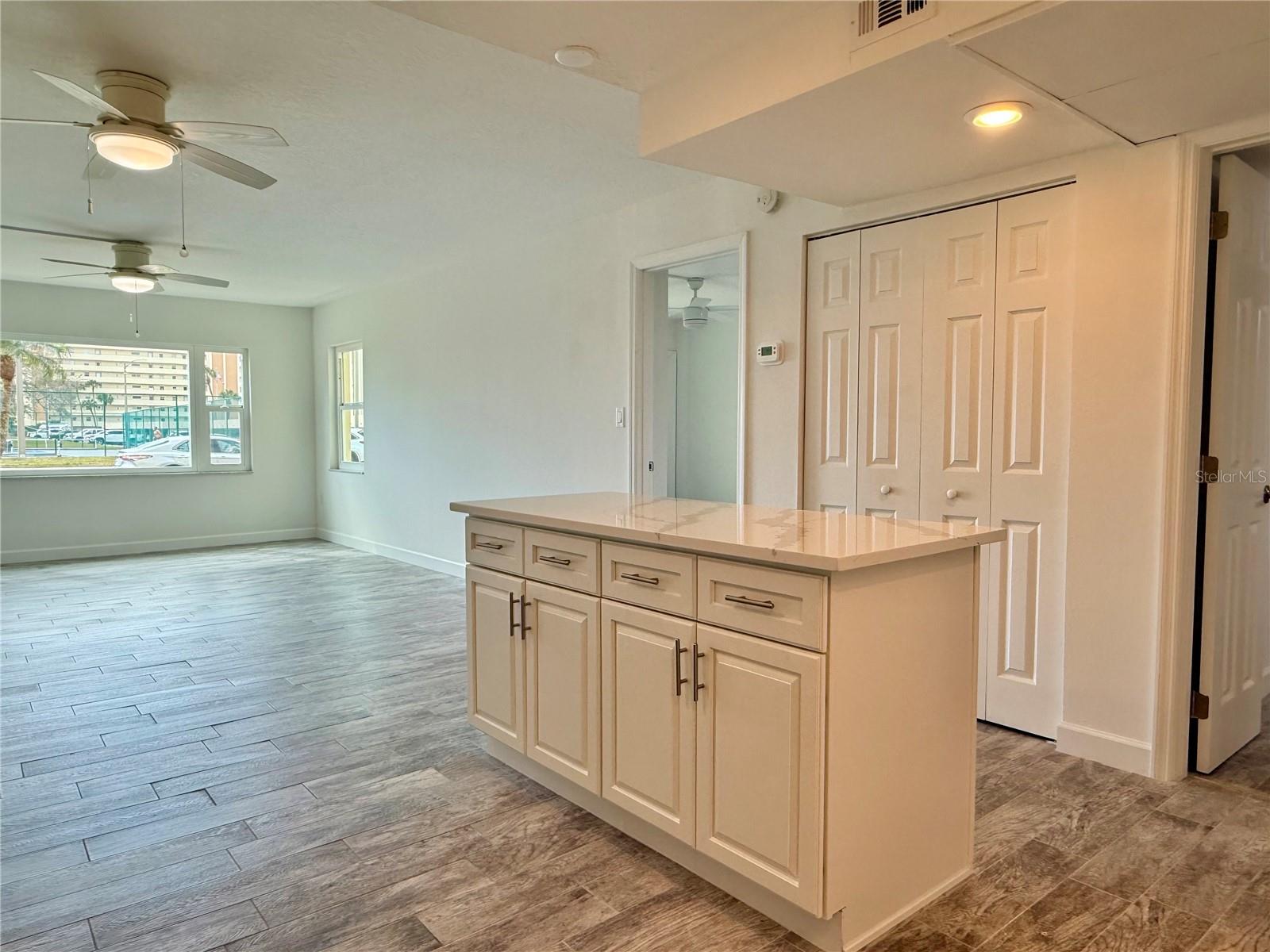 Image 7 of 35 For 4650 Cove Circle 108