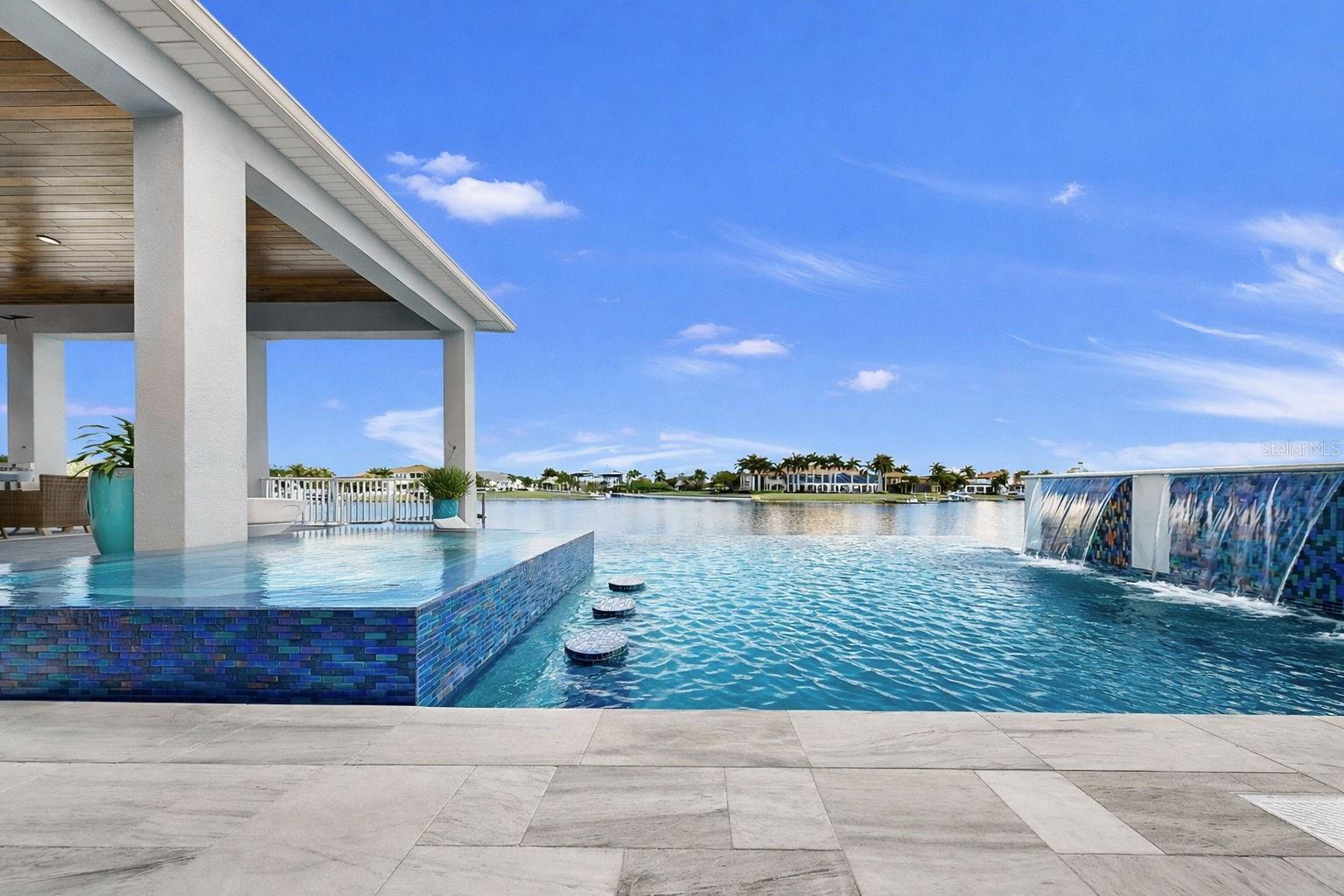 Listing photo id 1 for 813 Manns Harbor Drive