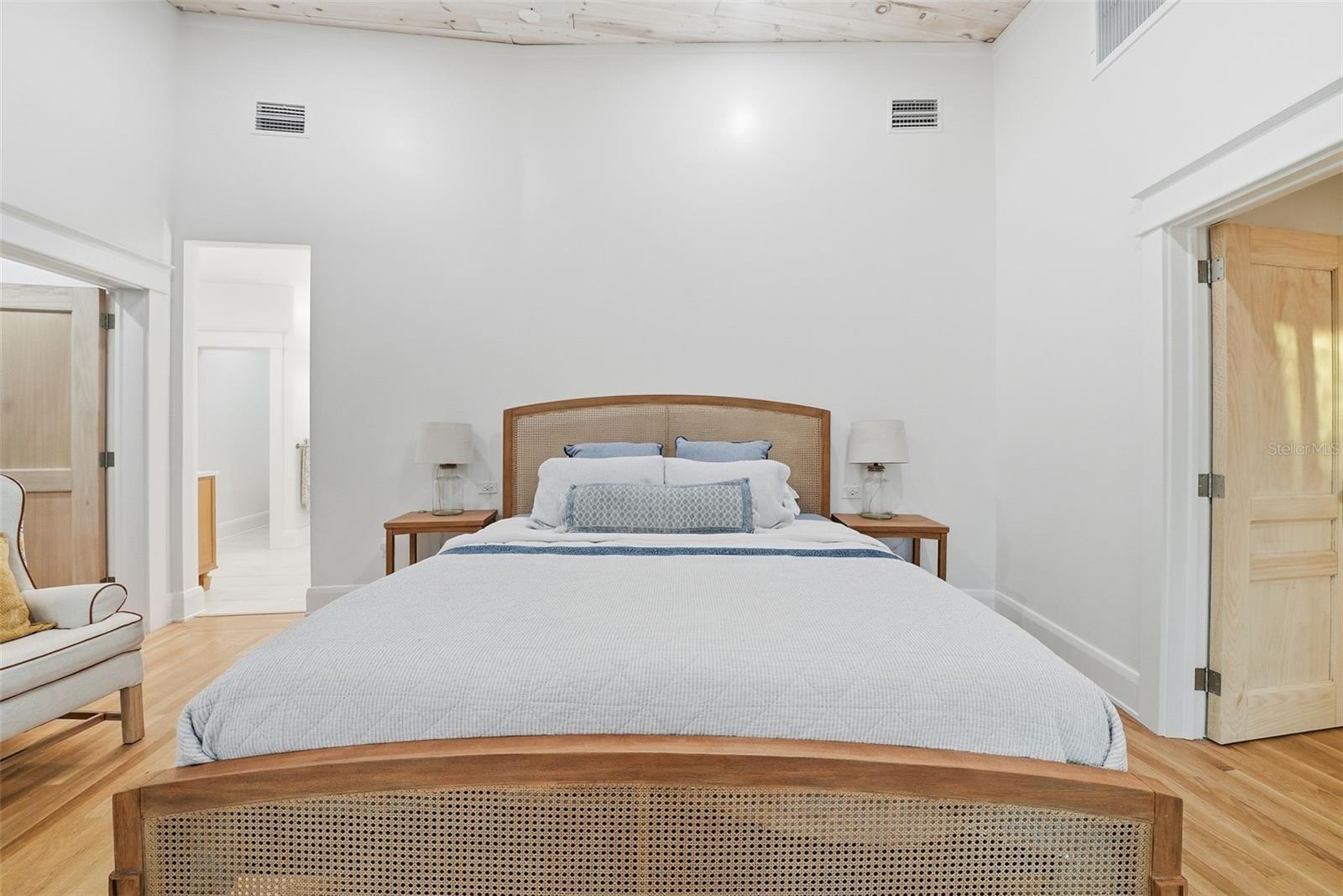 Image 24 of 68 For 344 Rio Vista Court