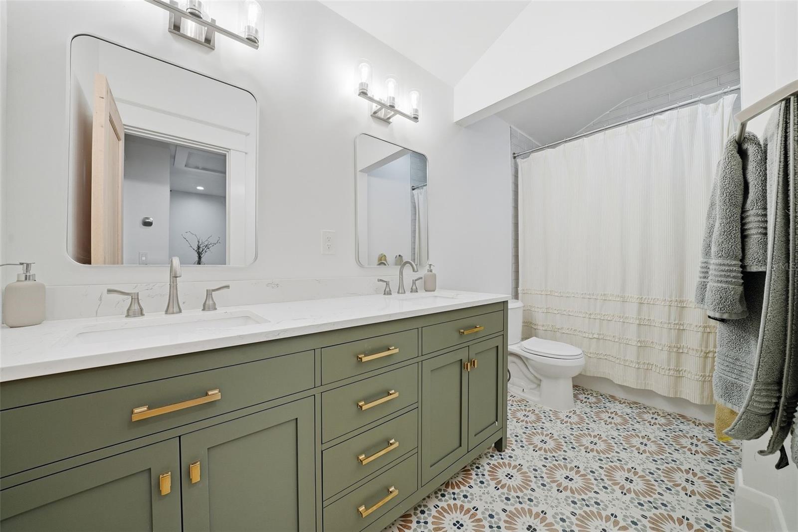 Image 32 of 68 For 344 Rio Vista Court