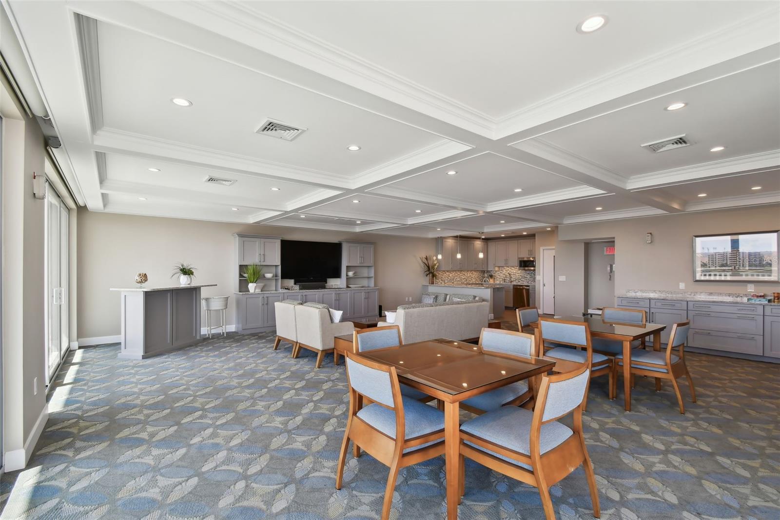 Image 31 of 48 For 700 Beach Drive Ne 701