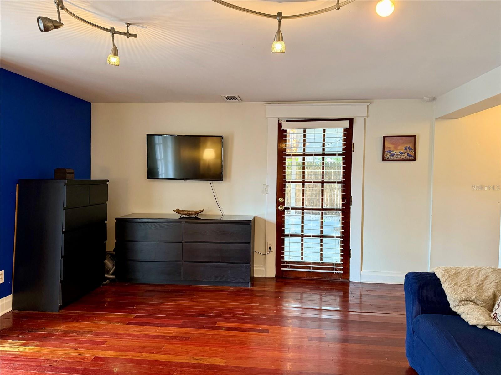 Image 32 of 46 For 403 Chelsea Street