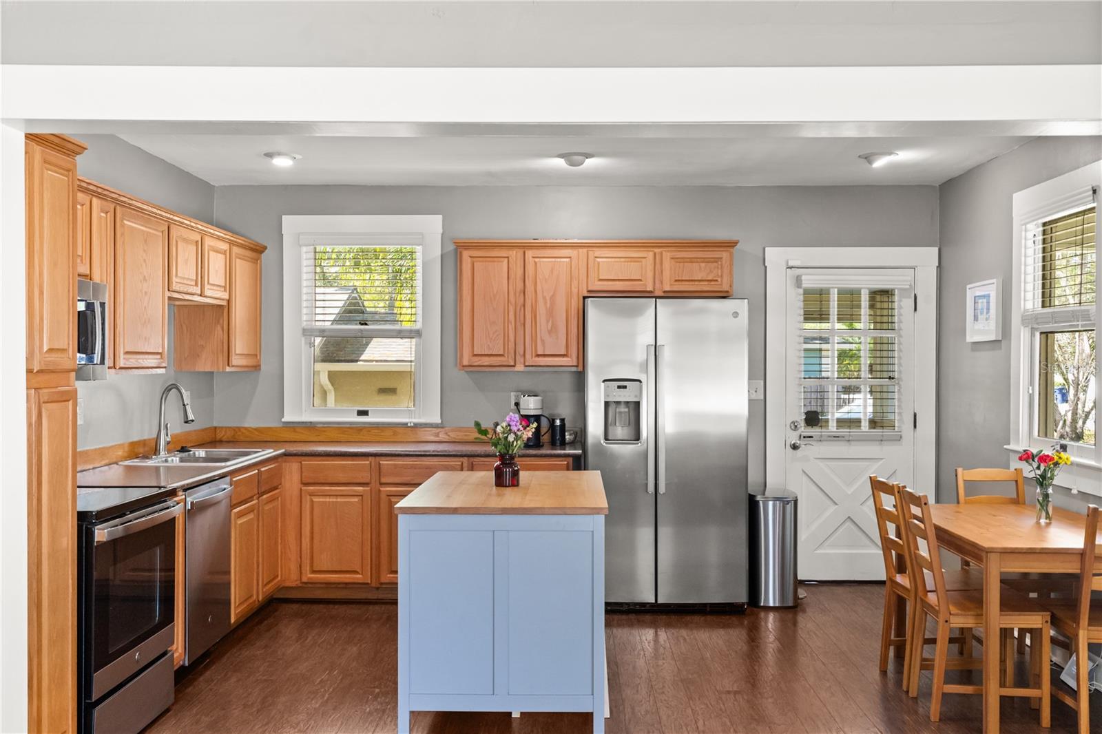 Image 15 of 56 For 406 Alva Street