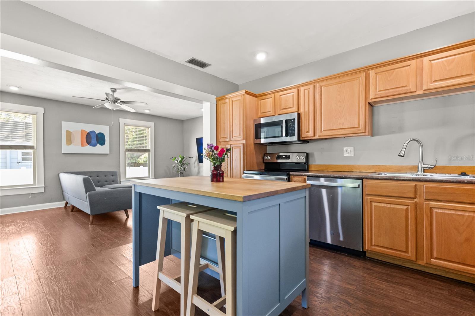 Image 20 of 56 For 406 Alva Street