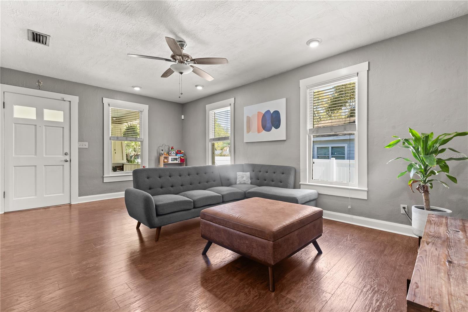 Image 8 of 56 For 406 Alva Street