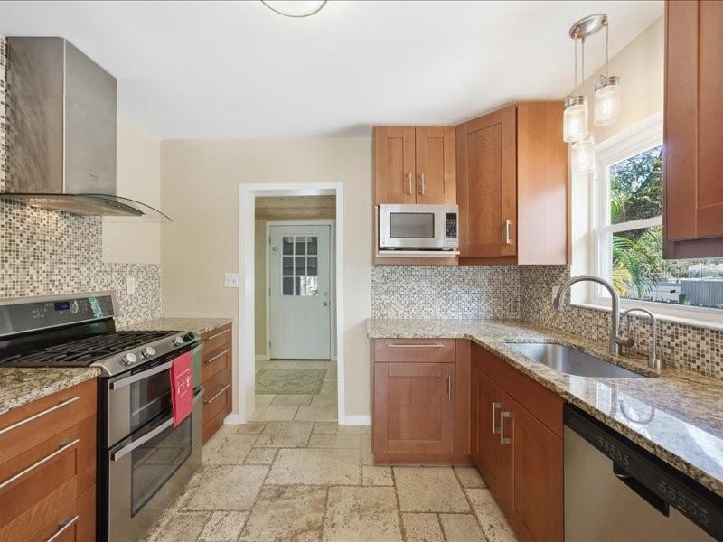 Image 22 of 47 For 2670 Bayside Drive S