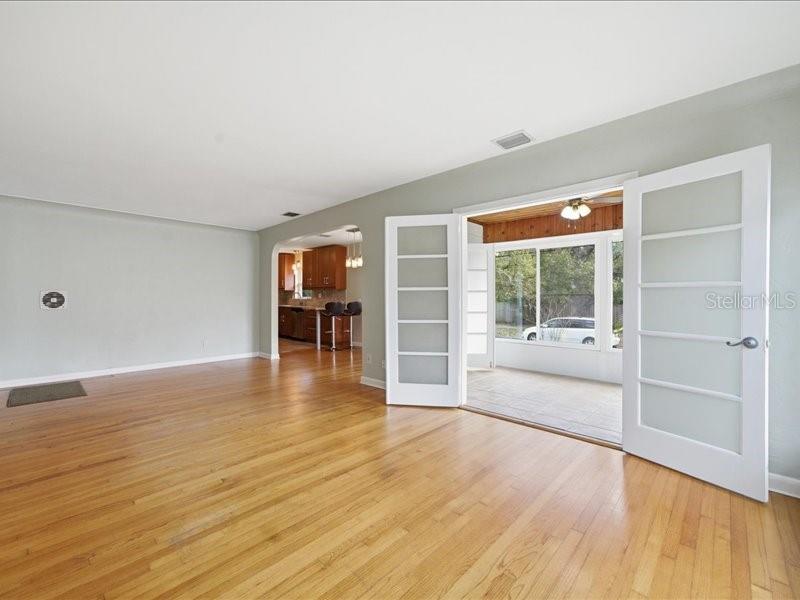 Image 5 of 47 For 2670 Bayside Drive S