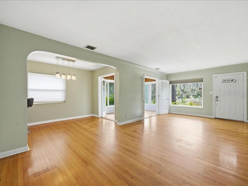 Image 7 of 47 For 2670 Bayside Drive S