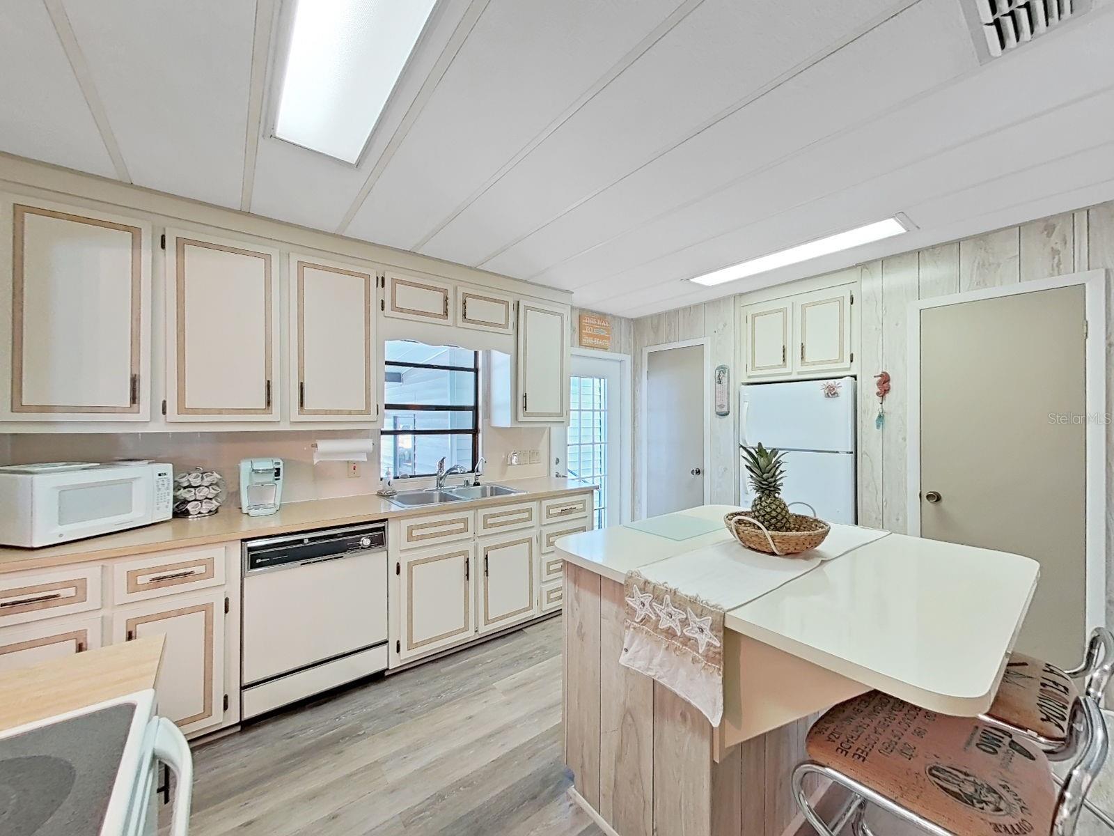 Image 10 of 25 For 12501 Ulmerton Road 216