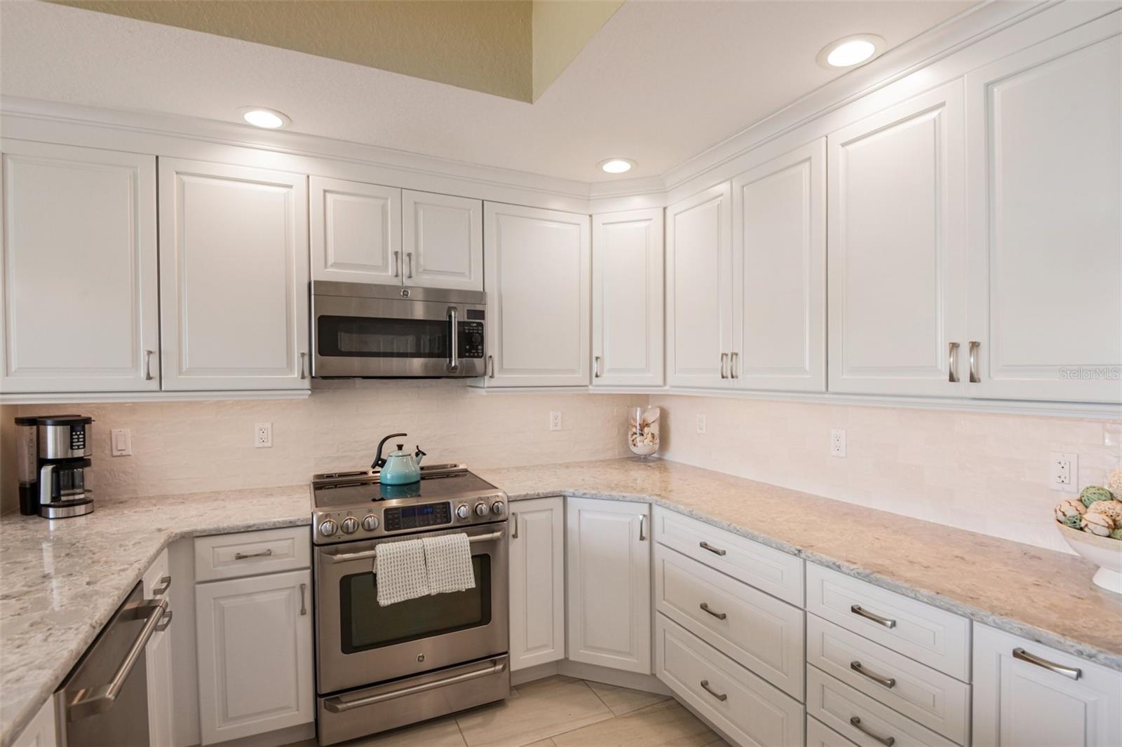 Image 17 of 75 For 19519 Gulf Boulevard 202