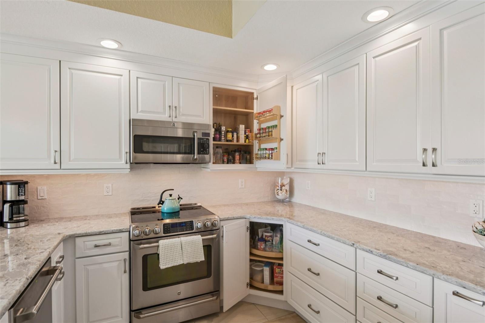 Image 18 of 75 For 19519 Gulf Boulevard 202