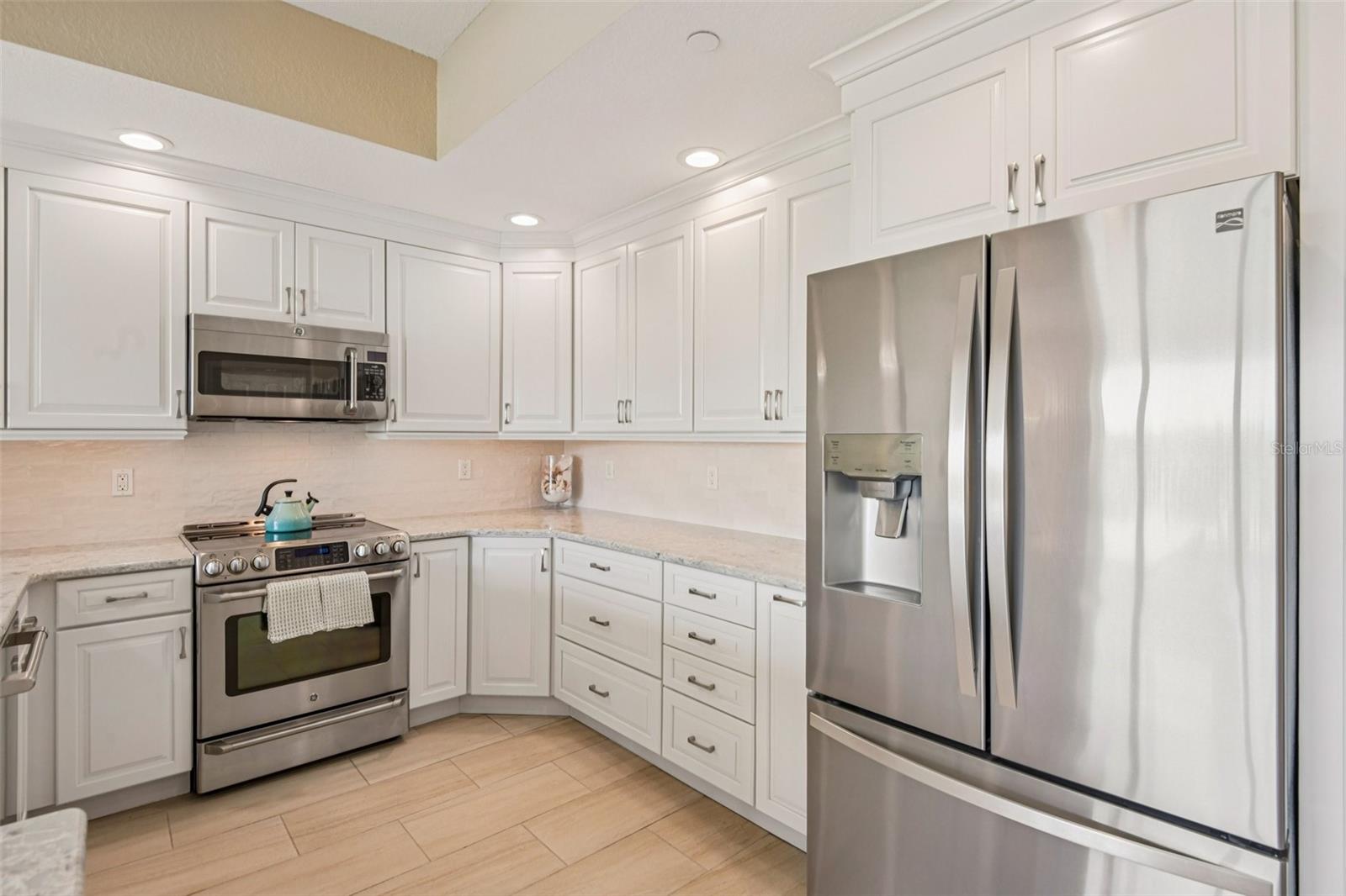 Image 20 of 75 For 19519 Gulf Boulevard 202