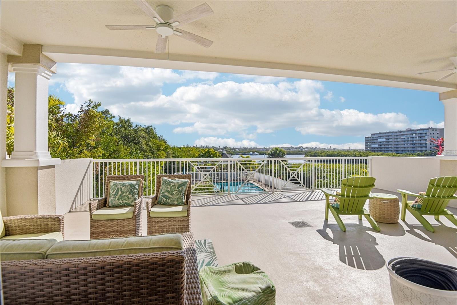 Image 43 of 75 For 19519 Gulf Boulevard 202