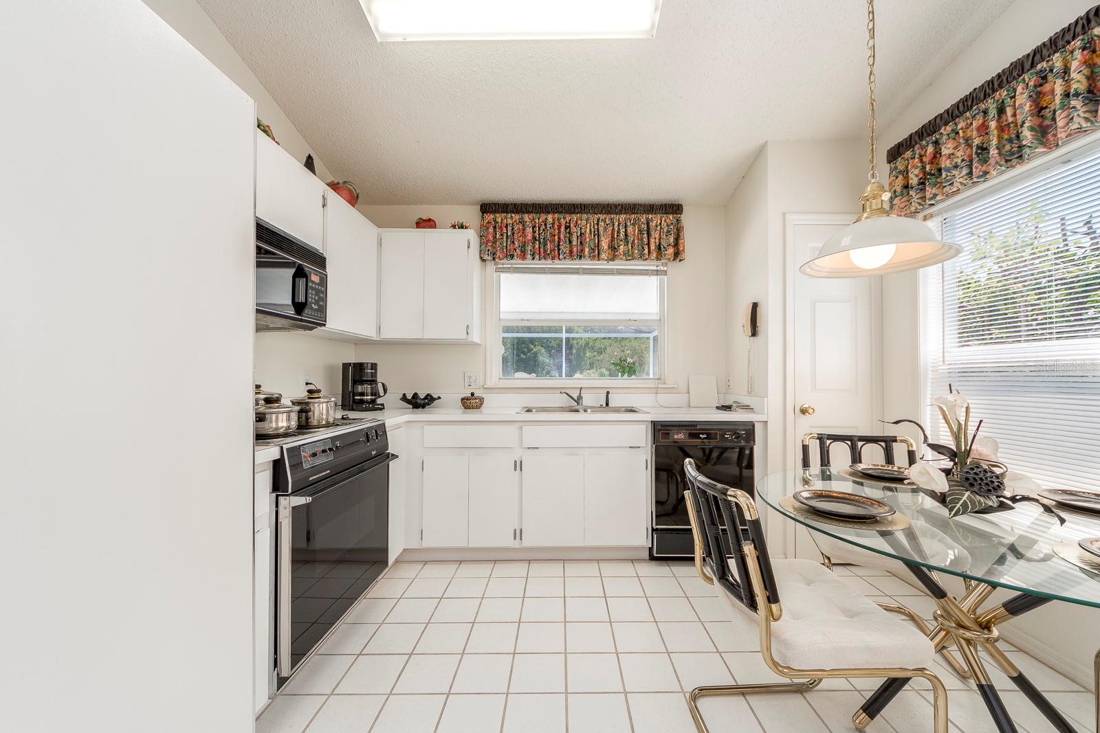 Listing photo id 13 for 3048 Jodi Lane