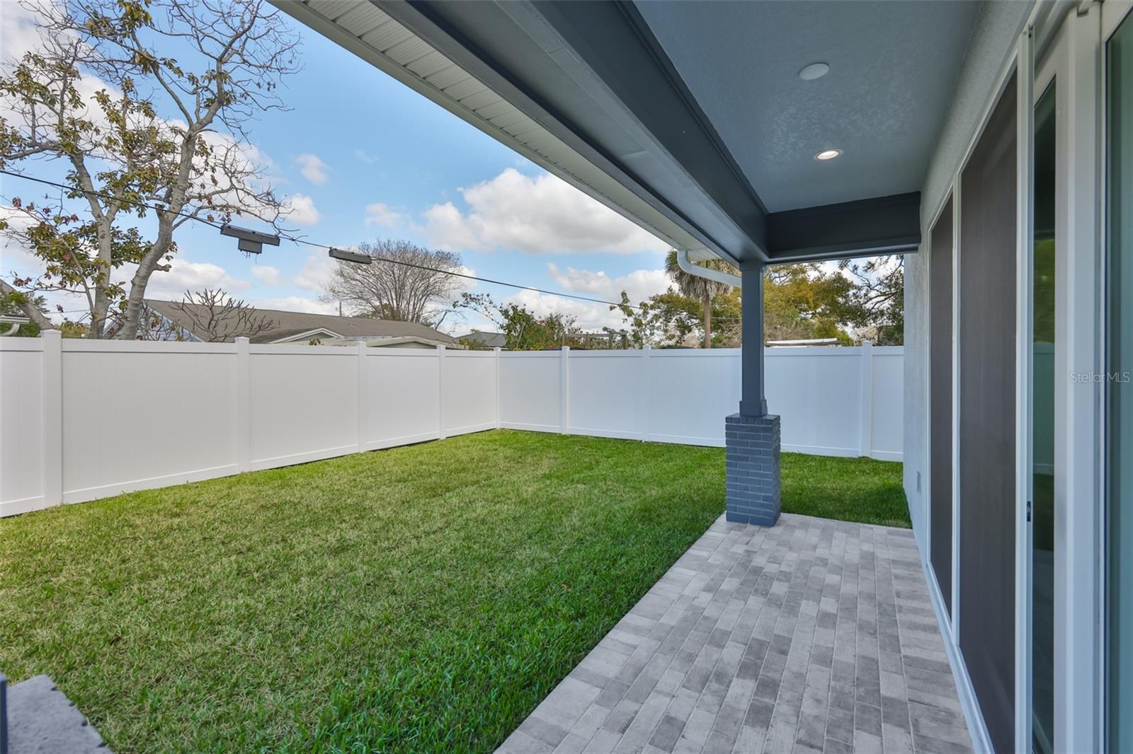 Listing photo id 5 for 3315 Rogers Avenue