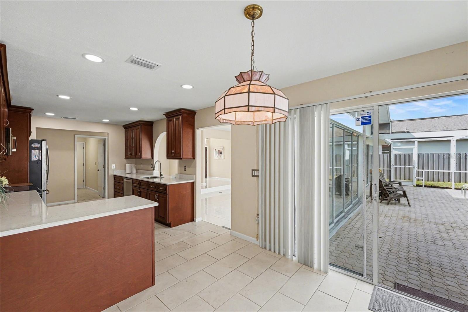 Listing photo id 8 for 2831 Jarvis Circle