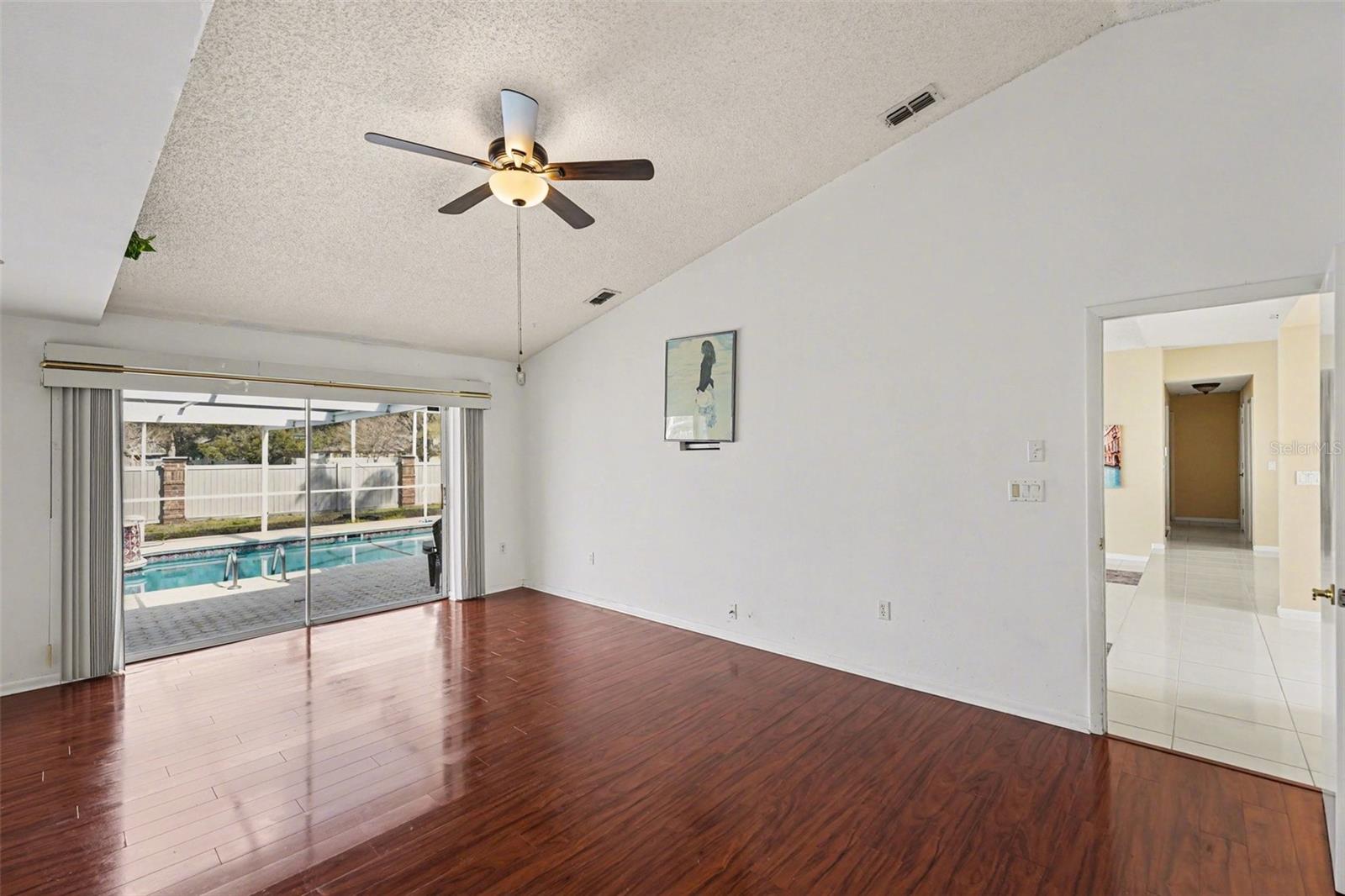 Listing photo id 11 for 2831 Jarvis Circle