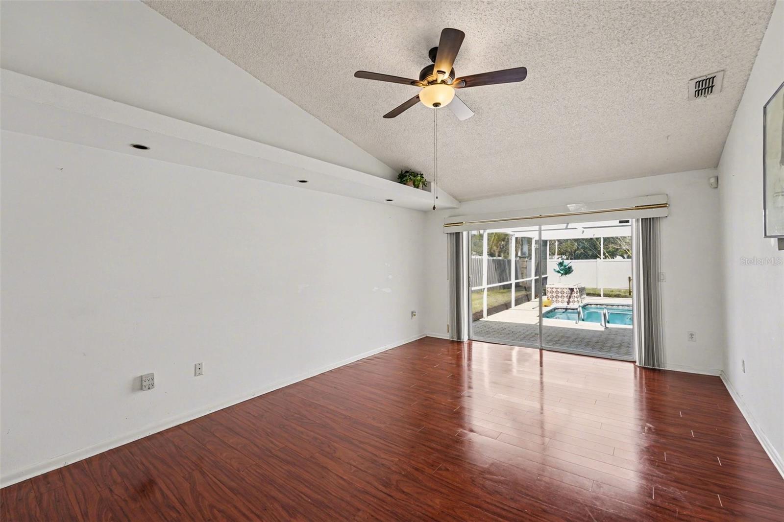 Listing photo id 13 for 2831 Jarvis Circle