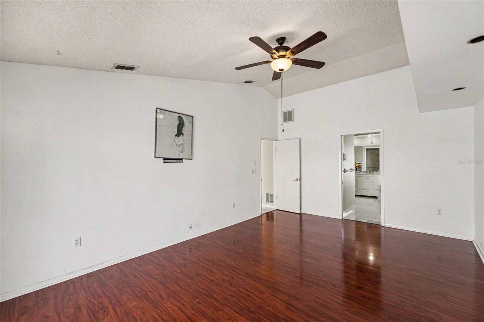 Listing photo id 14 for 2831 Jarvis Circle