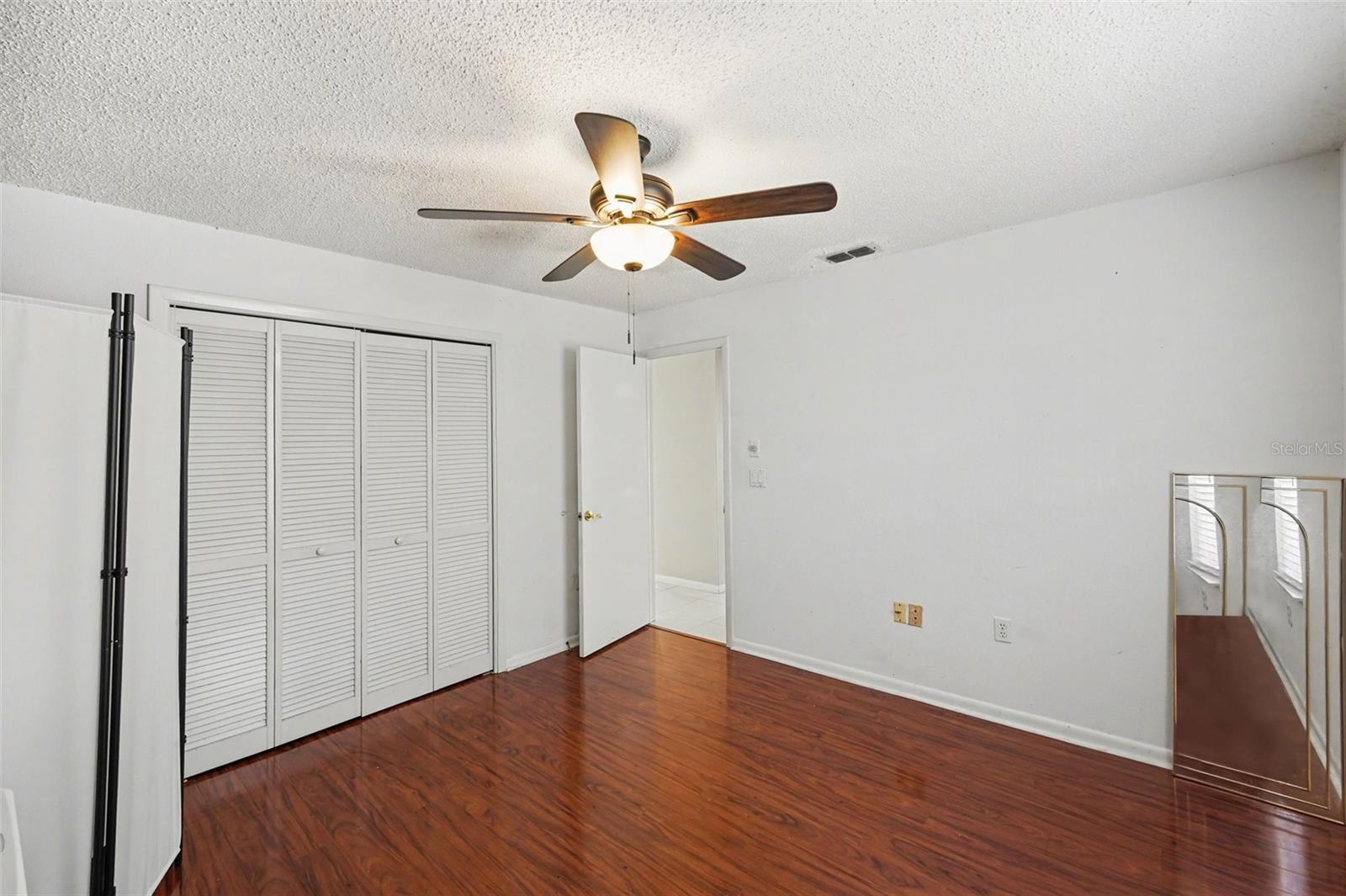 Listing photo id 17 for 2831 Jarvis Circle