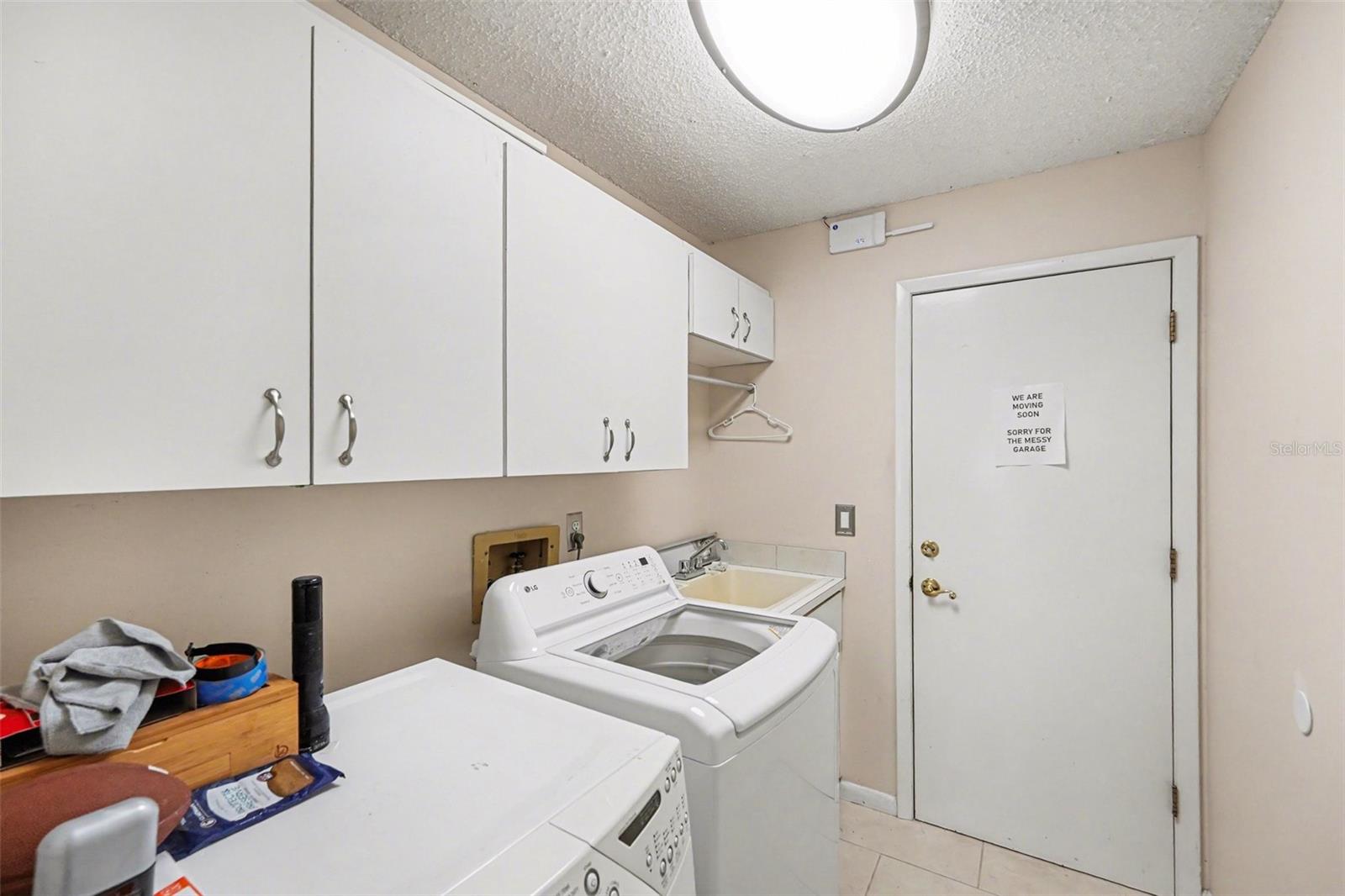 Listing photo id 25 for 2831 Jarvis Circle