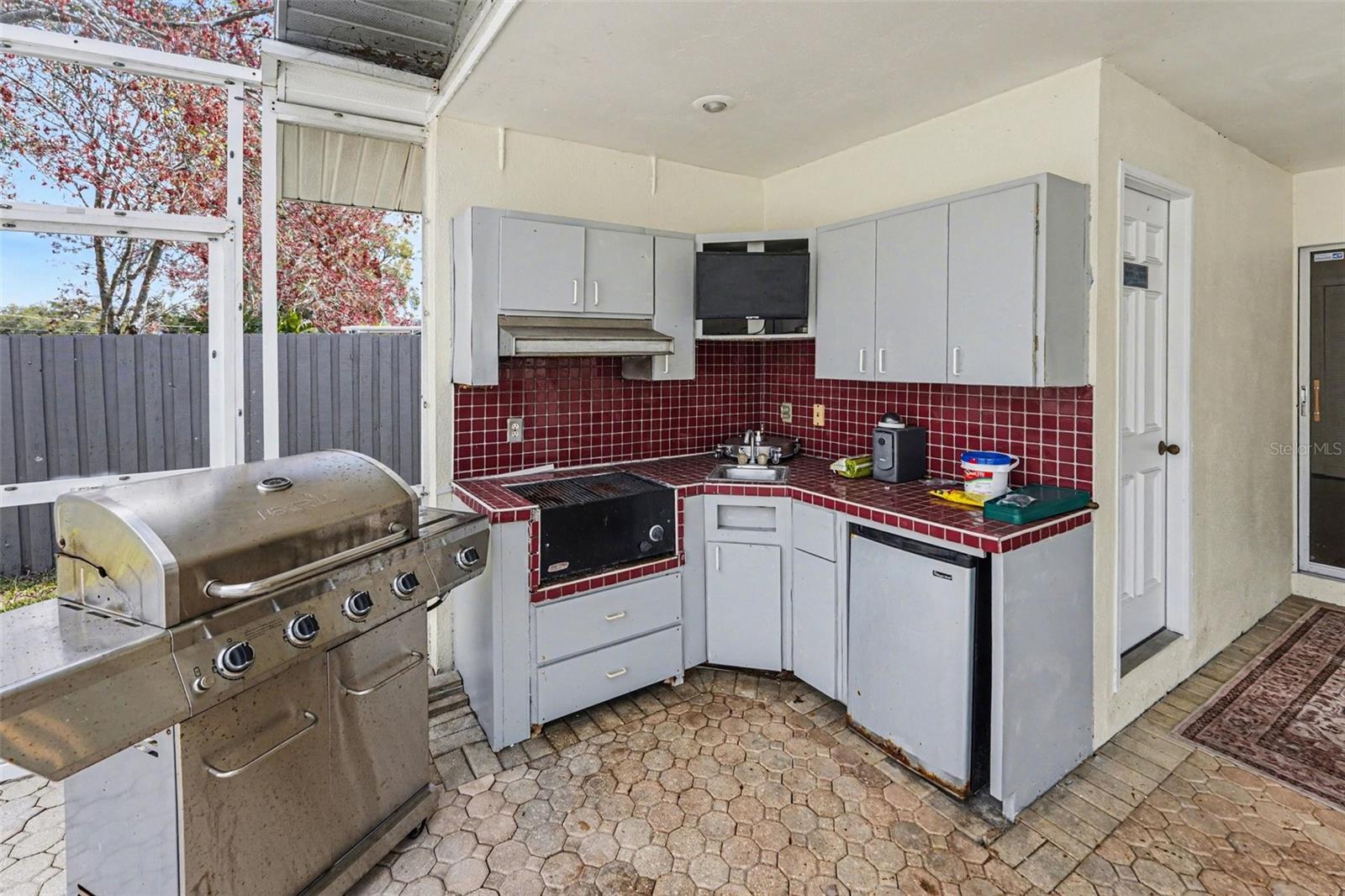 Listing photo id 26 for 2831 Jarvis Circle