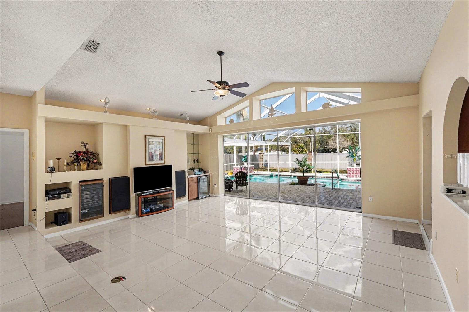 Listing photo id 3 for 2831 Jarvis Circle