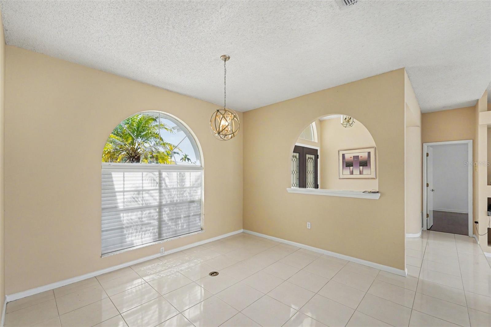 Listing photo id 5 for 2831 Jarvis Circle