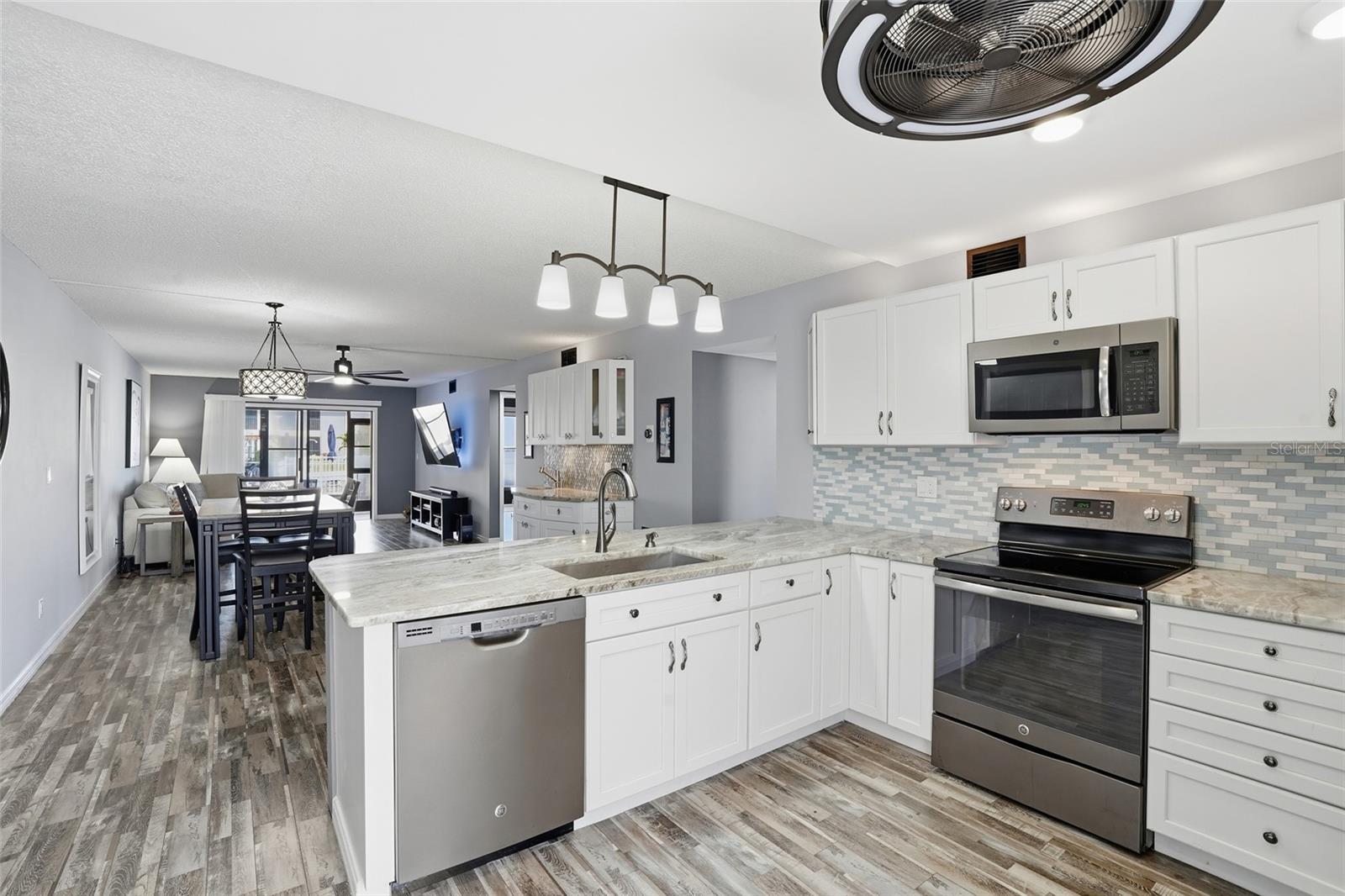 Image 6 of 40 For 1009 46th Lane 104