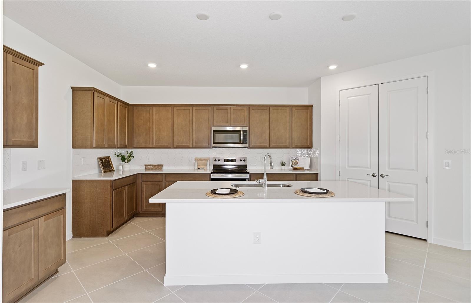 Listing photo id 2 for 9738 Autumn Ridge Avenue