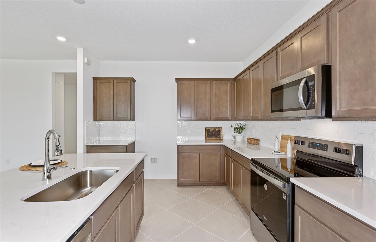 Listing photo id 3 for 9738 Autumn Ridge Avenue