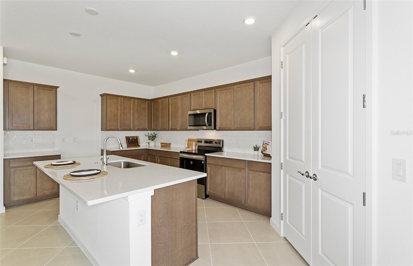 Listing photo id 4 for 9738 Autumn Ridge Avenue