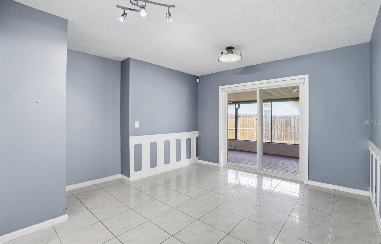 Listing photo id 8 for 7111 Halifax Court