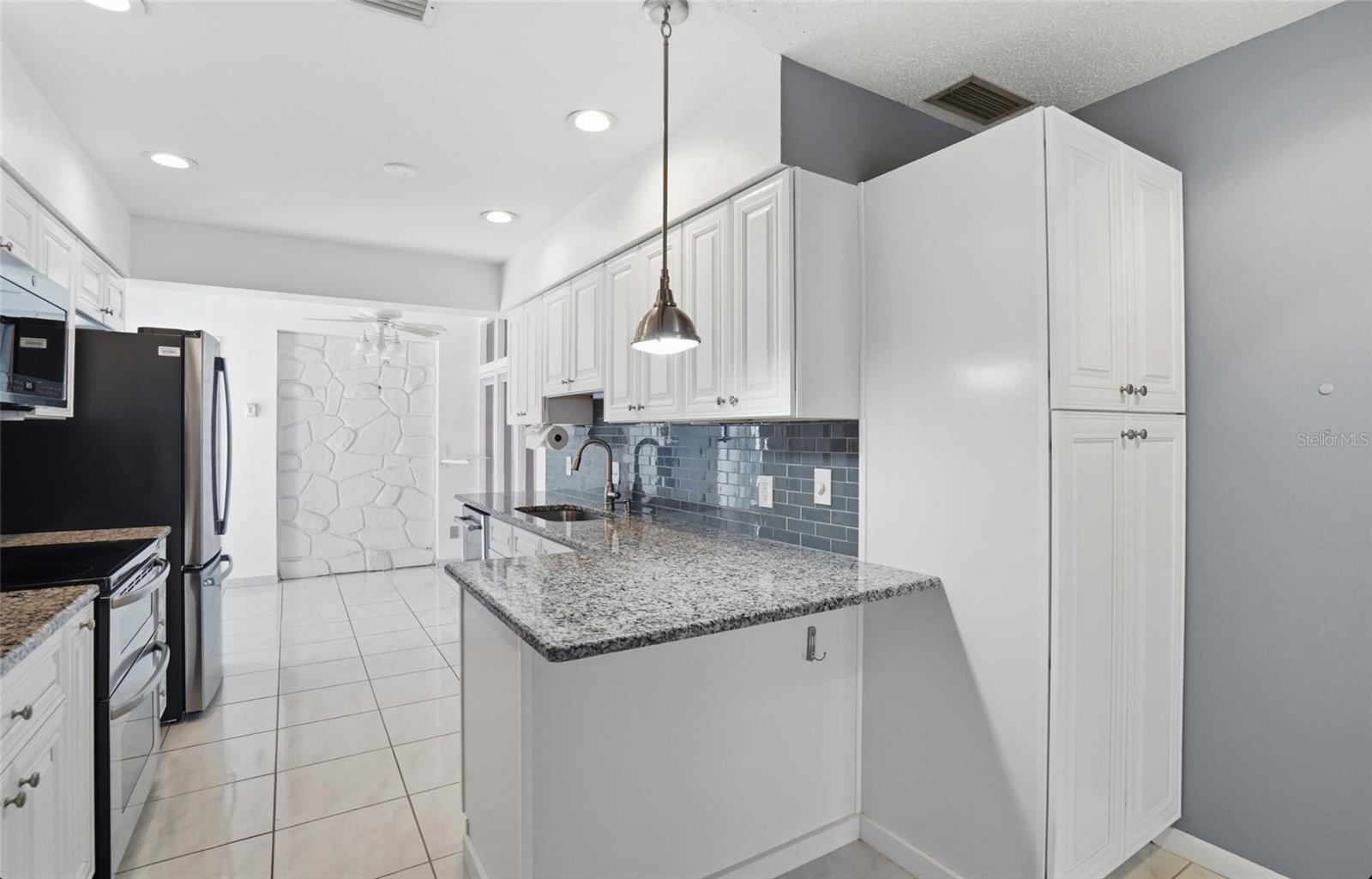 Listing photo id 10 for 7111 Halifax Court