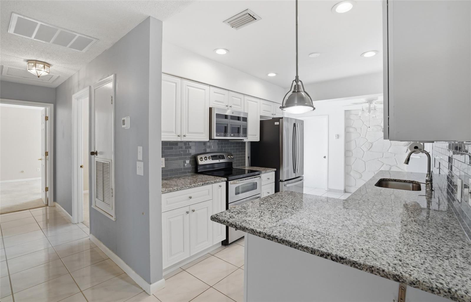 Listing photo id 11 for 7111 Halifax Court