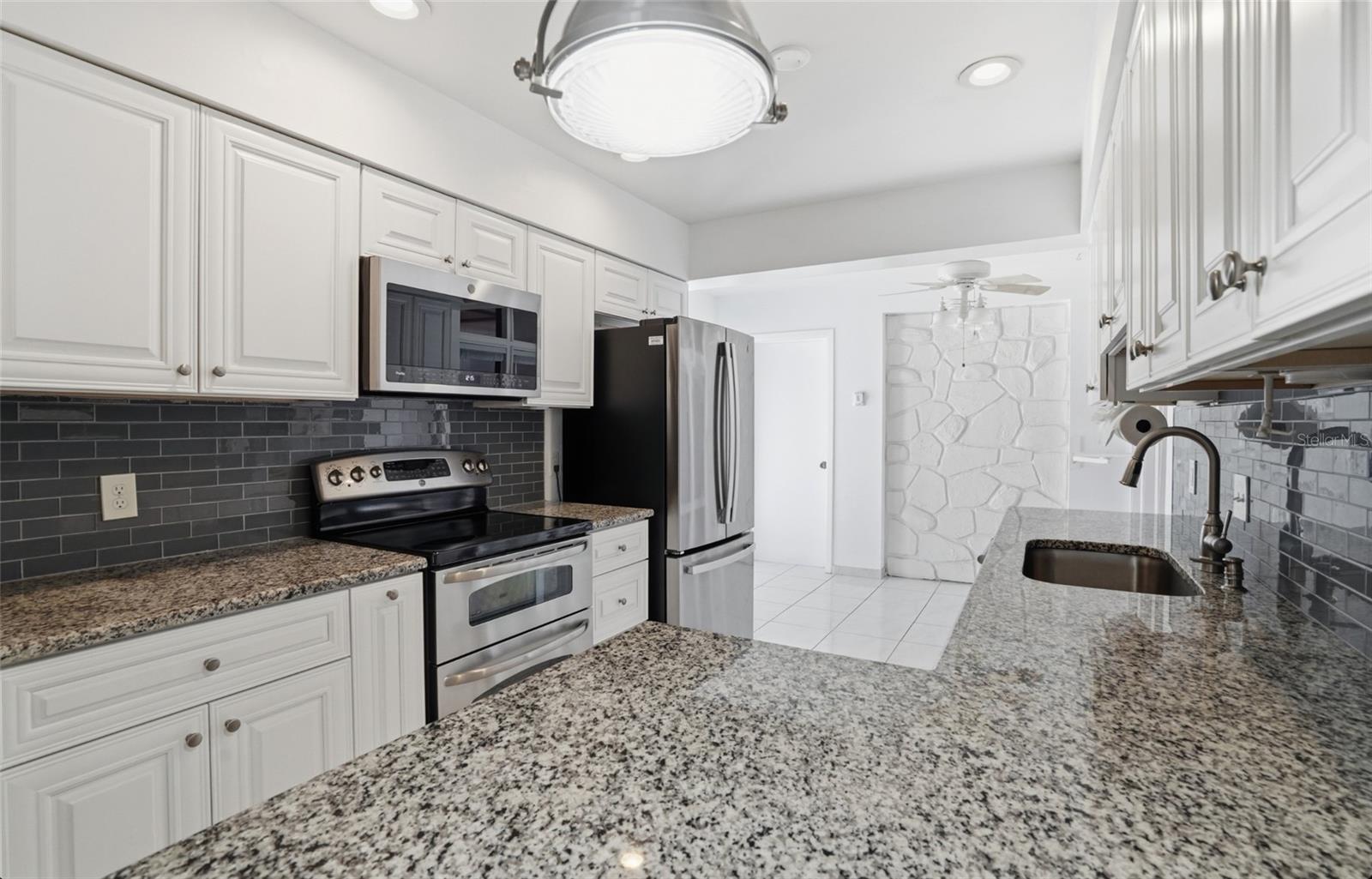 Listing photo id 12 for 7111 Halifax Court