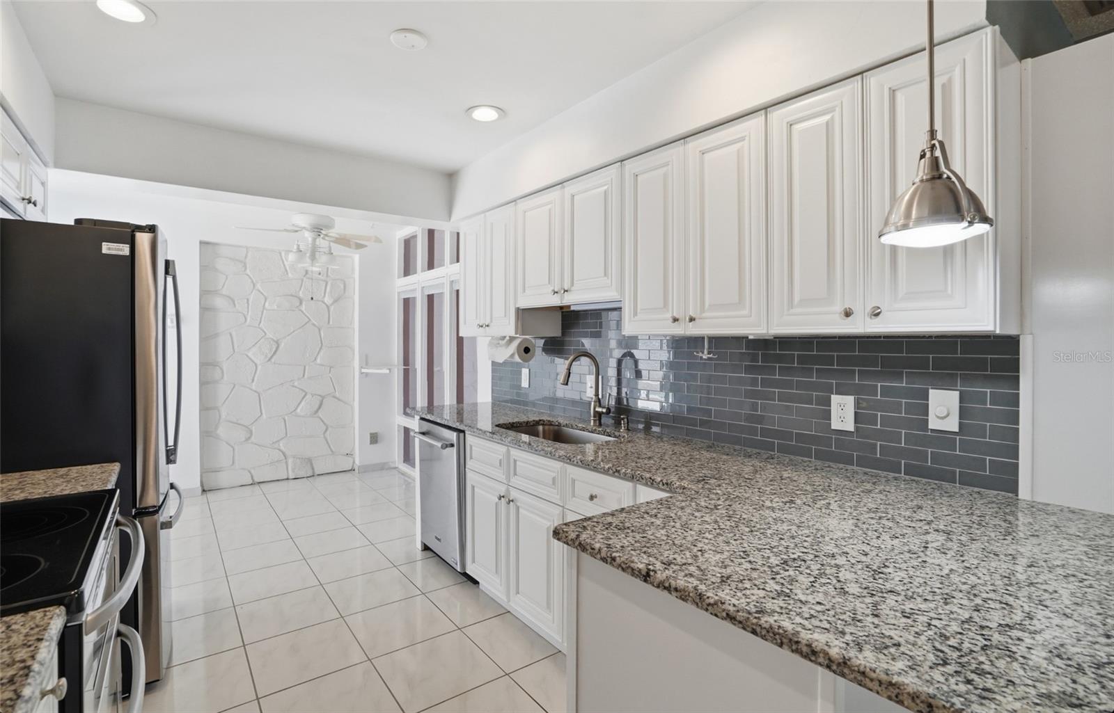 Listing photo id 13 for 7111 Halifax Court