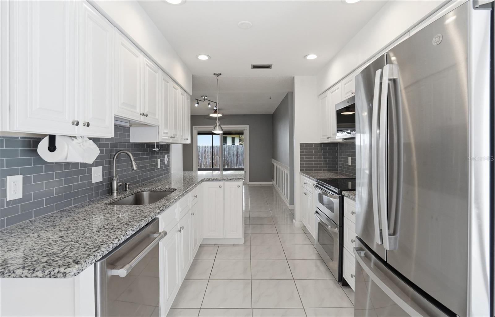 Listing photo id 14 for 7111 Halifax Court