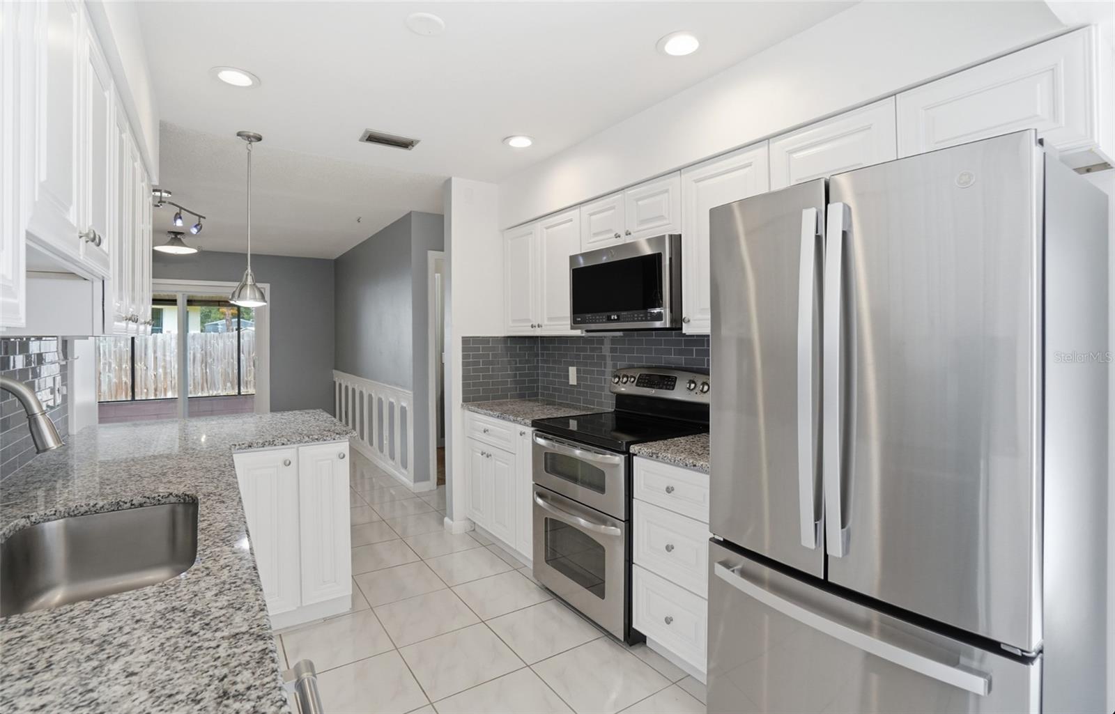 Listing photo id 15 for 7111 Halifax Court