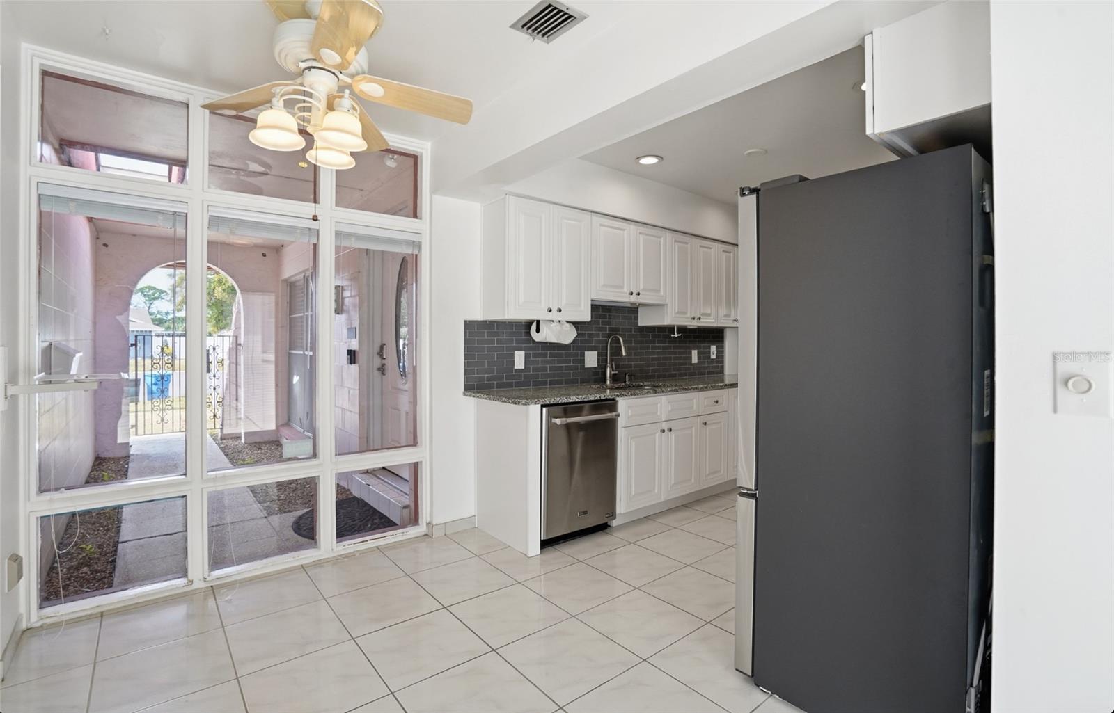 Listing photo id 17 for 7111 Halifax Court