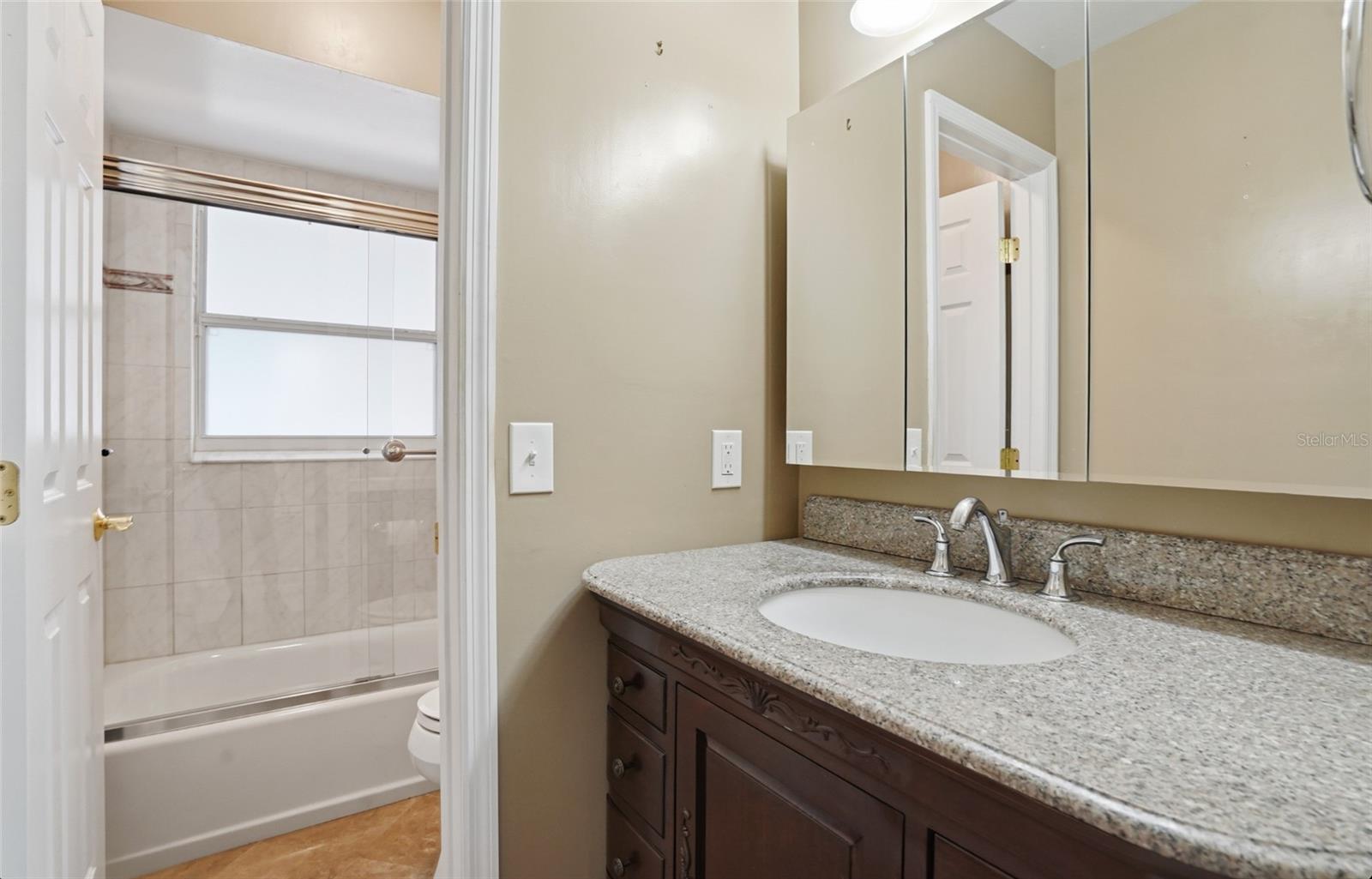 Listing photo id 18 for 7111 Halifax Court