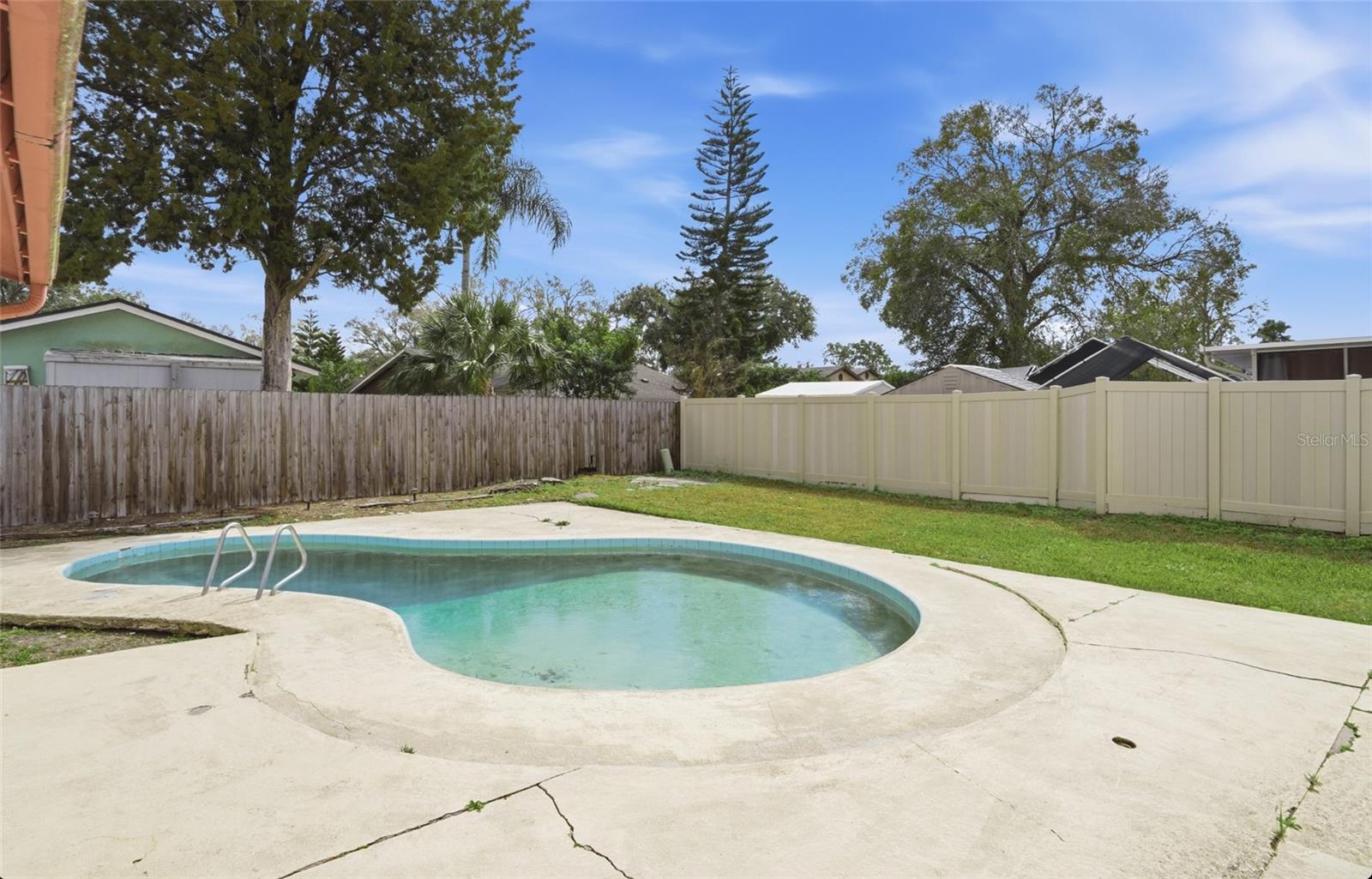 Listing photo id 33 for 7111 Halifax Court